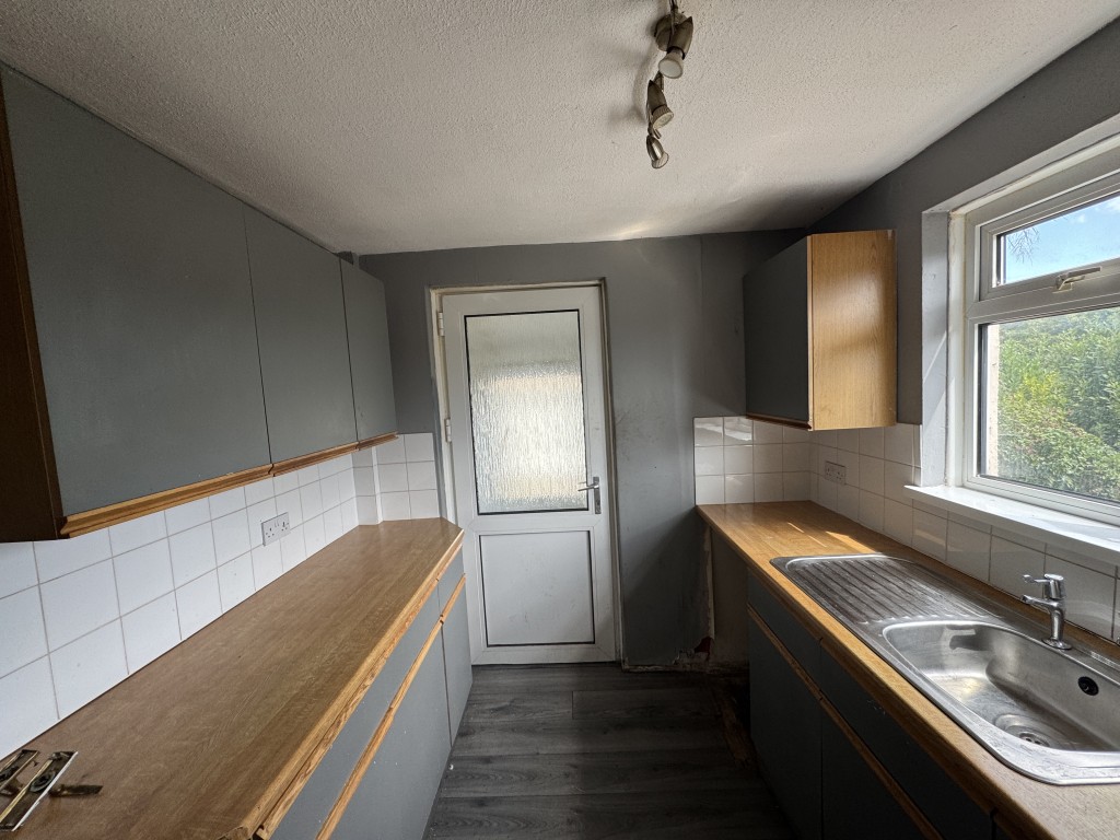Lot: 105 - SEMI-DETACHED HOUSE FOR IMPROVEMENT IN POPULAR LOCATION - Kitchen
